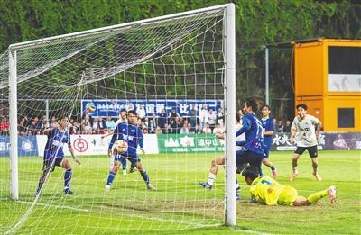 开云体育官网-绿茵夜未央:琼中少年的绝杀之夜